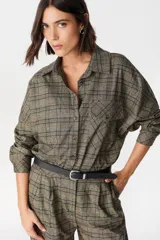 Cinturón fino de cuero color marrón con hebilla metálica en tono bronce envejecido y pasador con logo grabado.