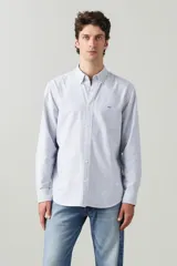 Camisa celeste y blanca a rayas verticales, de manga larga y corte clásico.