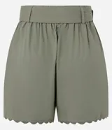 Short de cintura alta confeccionado en cambraia de algodón color verde. Presenta un diseño con ruedo festoneado, trabillas en la cintura y cierre tradicional. Incluye un cinturón al tono con hebilla redonda decorada con pequeños abalorios.
