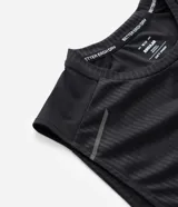 Musculosa deportiva Get Over de corte regular, color gris, con diseño sin mangas, cuello redondo y textura a rayas verticales sutiles. Confeccionada en poliéster liviano con tecnología Dry para mayor transpirabilidad.