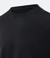 Remera básica de hombre con corte comfort, cuello redondo y manga corta. Confeccionada en tejido de media malla con textura acanalada.