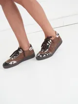 Championes de gamuza color azul marino con estampado animal print en marrón y negro.