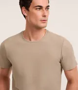 Remera de corte regular y textura tipo colmena, color bordó, con cuello redondo y mangas cortas.