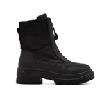 Bota de caña media color negro, con puntera redondeada, cierre frontal con cremallera y suela track.