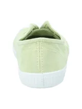 Zapatilla de lona modelo Greece de RKF, color verde menta con suela y puntera de goma blanca. Diseño slip-on sin cordones con ojales metálicos decorativos y detalle de pequeña etiqueta lateral.