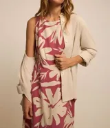 Vestido midi evasé sin mangas, con escote redondo y estampado floral. Confeccionado en viscolino.