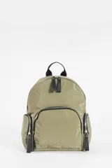 Mochila de diseño funcional en color verde oliva, confeccionada en poliéster. Cuenta con un compartimento principal amplio, un bolsillo frontal con cierre y dos bolsillos laterales con cierre. Incluye manija superior y tiradores de cierre en cuero sintético negro.