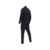 Conjunto deportivo Under Armour para hombre, compuesto por una campera con cierre frontal y cuello alto, y un pantalón de corte ajustado. Ambas piezas presentan el logo de la marca en color negro y franjas laterales oscuras.