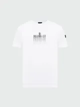 Remera de algodón blanca con cuello redondo y manga corta. Presenta un estampado frontal con el logo de la marca en efecto distorsionado y un parche circular con el logo en la manga.
