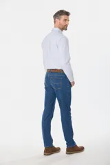 Pantalón de jean clásico de corte recto, color azul denim, con bolsillos traseros y costuras en contraste.