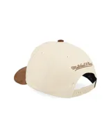 Gorro tipo gorra con visera de pana marrón y cuerpo de color beige. Presenta el logo de los Chicago Bulls bordado en el frente en tonos naranja y marrón.