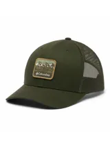 Gorro tipo trucker de color verde oliva con paneles traseros de malla para mayor ventilación. Presenta un parche frontal rectangular con diseño de montañas y el logo de la marca. Cuenta con cierre trasero ajustable a presión.