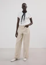 Camiseta blanca de manga corta y cuello redondo, de corte recto confeccionada en mezcla de algodón y modal.