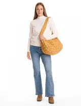 Bolso capitoneado color verde oscuro, marca Do Everything In Love, con abertura de cierre, reparticiones y bolsillos internos, y bolsillos laterales con cierre.