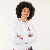 Buzo blanco de estilo polo con cuello abotonado, manga larga y puños con detalle de línea roja. Presenta un bordado pequeño de Minnie Mouse en el pecho.