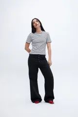 Remera de algodón a rayas horizontales blancas y negras, de corte clásico y cuello redondo.