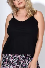 Musculosa negra con breteles finos y detalle de puntilla en el escote.