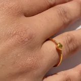 Anillo de plata 925 bañada en oro 18k con una piedra peridoto engarzada en forma de gota.