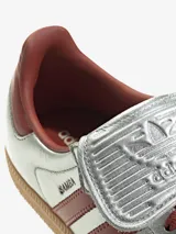 Zapatillas Adidas Samba LT W plateadas con detalles en color borgoña, lengüeta plegable gris y suela de goma color caramelo.
