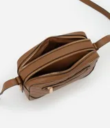 Bandolera negra pequeña de material sintético con textura geométrica. Tiene correa ancha regulable, cierre de cremallera, separadores internos y bolsillo externo con cremallera.