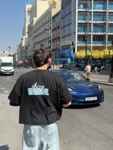 Remera celeste de corte holgado con estampado frontal de la frase "Ibiza Ittai" con letras que simulan cubos de hielo.