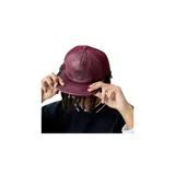 Gorro trucker color bordó con frente y visera de cuero sintético y paneles traseros de red. Cuenta con un escudo bordado en la parte frontal y visera plana.