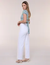 Jean wide leg de tiro alto marca Dictionary, color negro, con pretina con pasadores, botón, cierre y bolsillos delanteros y traseros.