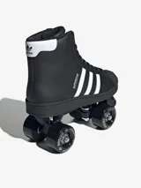 Patines Adidas Superstar 82 Skate negros con detalles en blanco, con puntera redondeada y las 3 Rayas dentadas. La parte superior alta está hecha de cuero suave y revestido. Incluyen freno delantero y el logo de adidas Superstar en las ruedas.