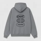 Canguro con capucha gris de corte holgado, con bolsillo frontal tipo canguro y logo pequeño estampado en el centro del pecho.