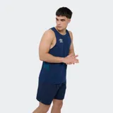 Musculosa deportiva Umbro Lume de color azul marino, con cuello redondo y diseño sin mangas. Presenta detalles en tono verde oscuro en los laterales y el logo de la marca estampado en blanco en el pecho.