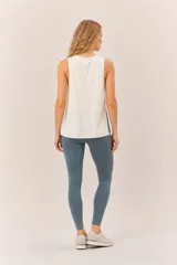 Musculosa deportiva negra de corte holgado, con cuello redondo y aberturas laterales en el ruedo.
