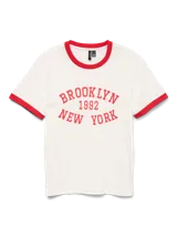 Remera blanca de manga corta con cuello redondo y ribetes rojos. Estampa frontal con la palabra "BROOKLYN" y "NEW YORK" en rojo.