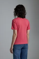 Remera rosada de corte recto con mangas cortas de broderie.