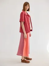 Chaqueta de lino color ladrillo, con cuello camisero, mangas cortas con detalle de presillas y bolsillos de parche frontales.