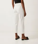 Pantalón blanco de sarga, corte baggy, con cintura media fruncida en los laterales y trabillas.