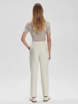 Pantalón de vestir color beige, de corte recto, con pinzas delanteras y cintura elástica lateral.