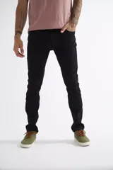 Jean de corte regular para hombre, color negro, con cierre frontal y bolsillos laterales y traseros. Presenta pasacintos en la cintura y costuras reforzadas.
