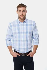 Camisa celeste y blanca a cuadros, de corte clásico, con cuello abotonado y manga larga.