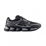 Championes urbanos New Balance modelo ABZORB U2000, color negro con detalles en gris. Presentan un diseño técnico con malla transpirable, refuerzos sintéticos y una suela con tecnología de amortiguación visible.
