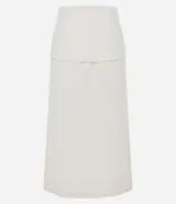 Pollera midi color crema, de corte evasé, confeccionada en tejido twill. Presenta un canesú sobrepuesto a la altura de la cintura.