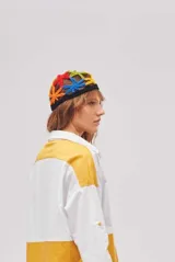 Casquete tejido a mano en croché tipo rejilla en motivos florales multicolor.