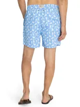 Short de baño celeste con estampado de focas blancas y lunares. Cuenta con cintura elástica, cordón ajustable, bolsillos delanteros y traseros.