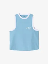 Musculosa Carhartt WIP de cuello redondo y espalda de nadador, color celeste con ribetes blancos en cuello y sisas. Presenta el logo "Carhartt WIP" estampado en el pecho.