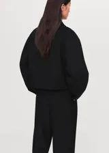 Chaqueta estilo bomber de corte recto y tejido mezcla de lana, con cuello camisero, cierre frontal con cremallera, bolsillos laterales y forro interior.