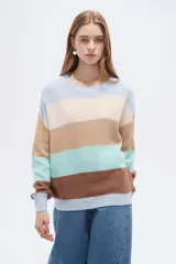 Sweater de punto de algodón con diseño de rayas horizontales multicolor, cuello redondo y mangas largas.