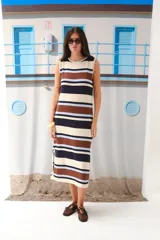 Vestido midi de punto sin mangas, con rayas horizontales en tonos azul marino, marrón, celeste y beige, y aberturas laterales en el bajo.