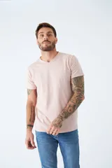 Remera básica de hombre confeccionada en algodón, con cuello en V, mangas cortas, fit regular y pequeño logo bordado en el pecho.