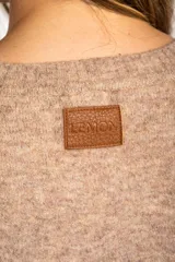 Sweater de tejido de punto color bordó, con cuello redondo, mangas largas y puños acanalados. Presenta un diseño de corte recto y textura suave.