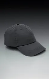 Gorra de béisbol de seis paneles, color gris oscuro o carbón, con visera curva y botón superior.