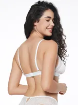 Bralette de encaje con diseño triangular, estampado floral suave en tonos claros, con breteles finos regulables y banda elástica inferior.